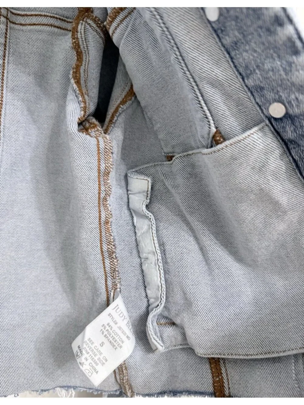 Judy Blue JB7820 MD HOWDY Cropped Distressed Raw Hem Denim Jacket Size Small